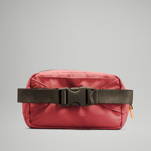 Lululemon belt bag - NWT - Picture 3 of 5